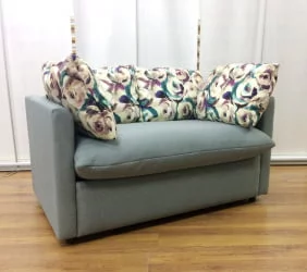 Диван с пластиковыми ножками Страйк Серый/Мальмо 72 (цветы)