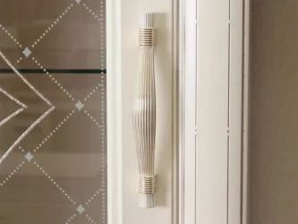 Шкаф-витрина (сервант) с колоннами (левый/правый) Венеция 32.08 Сосна Астрид Ваниль