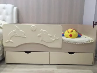 Детская кровать с бортиком Алиса КР 813 Ваниль глянец-Дуб Белфорд