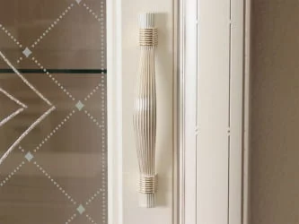 Шкаф-витрина с колоннами (левый/правый) Венеция 32.06 Сосна Астрид Ваниль