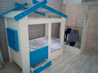 Кровать со ступенькой и ящиком и стеллаж Теремок + Зайка Лазурь-Белый