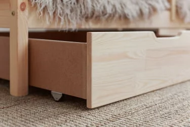 Детская кровать для мальчика в натуральном цвете с ящиками