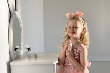 Детский стол со стульчиками Зайка MK-0019 белое дерево/белый (плюш)