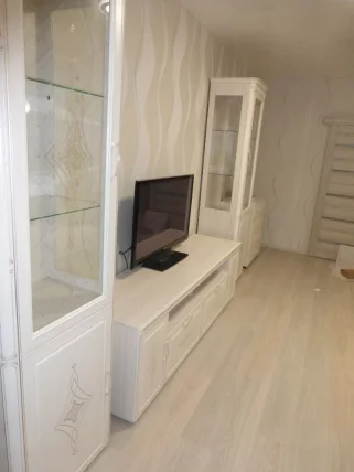 Шкаф-витрина (сервант) с колоннами (левый/правый) Венеция 32.08 Сосна Астрид Ваниль_14